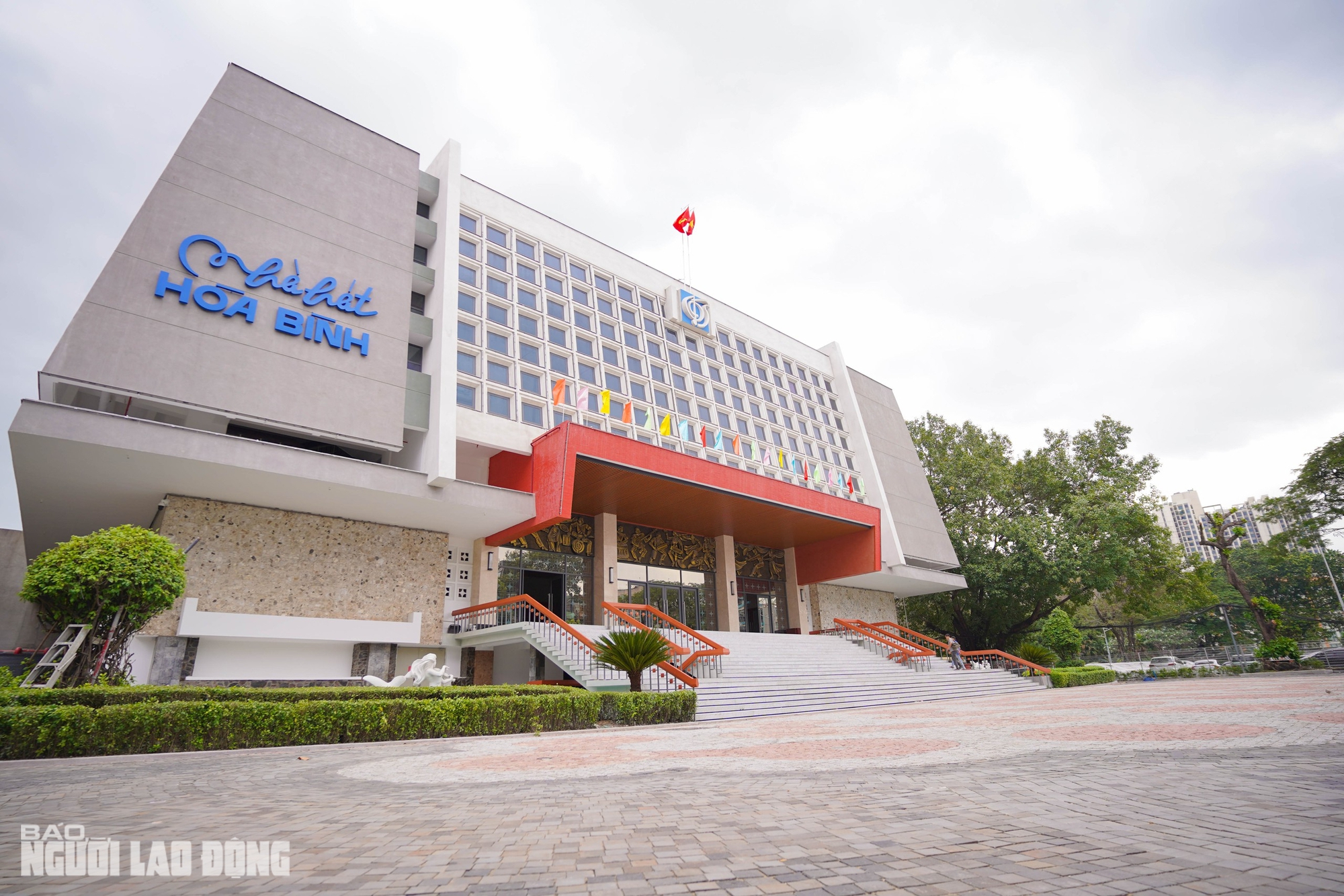 Ngắm nhà hát Hòa Bình tuyệt đẹp trong tấm áo mới trị giá hơn 270 tỉ đồng - Ảnh 1.