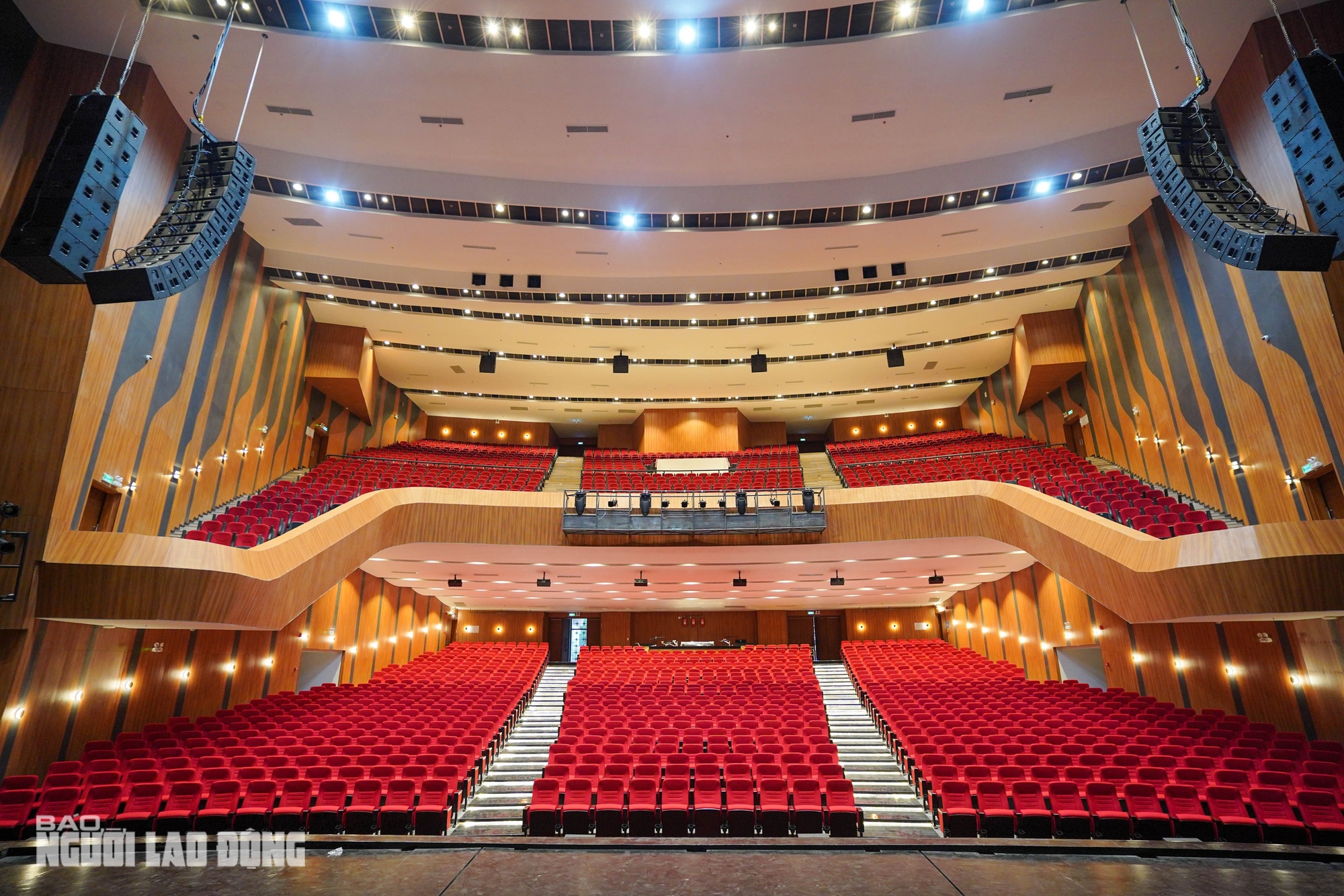 Ngắm nhà hát Hòa Bình tuyệt đẹp trong tấm áo mới trị giá hơn 270 tỉ đồng - Ảnh 11.