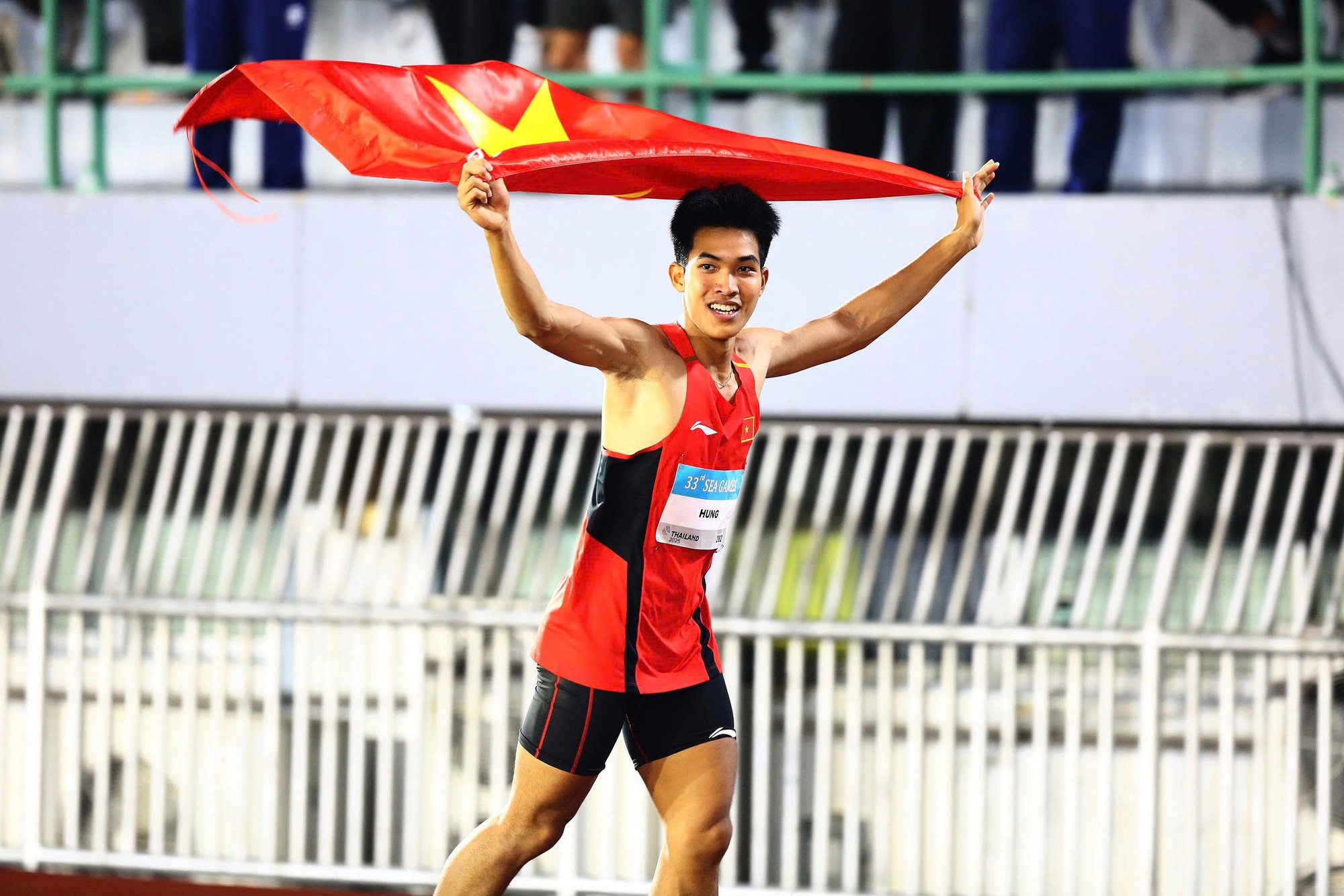 Khoảnh khắc xúc động, người bố chân đứng không vững, mắt rớm lệ khi con trai giành HCV SEA Games cho Việt Nam- Ảnh 7.