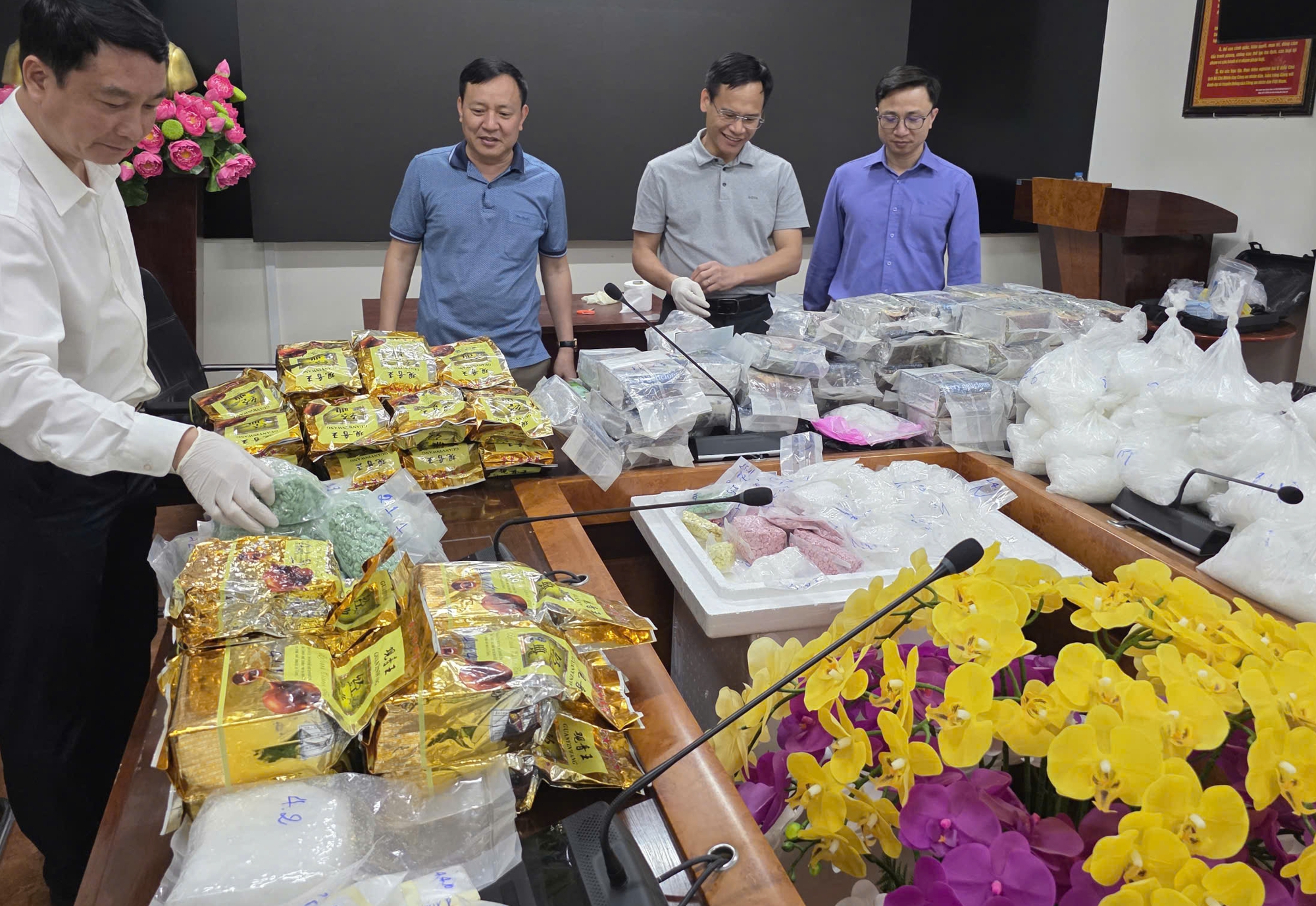 Gần 200 cảnh sát đồng loạt khám xét, bắt hàng loạt đối tượng trong chuyên án đặc biệt lớn - Ảnh 1.