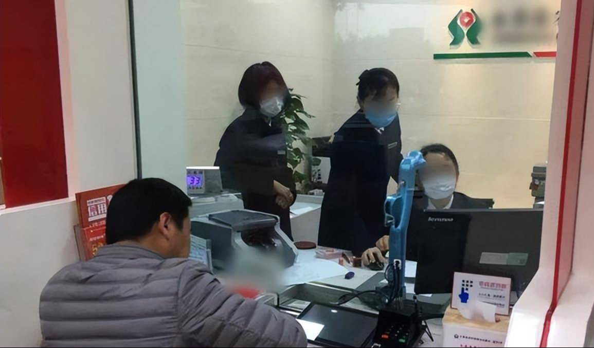 Con trai rút 100 tỷ mẹ qua đời để lại, nhân viên ngân hàng quyết không trả: Anh không có quyền!- Ảnh 3.