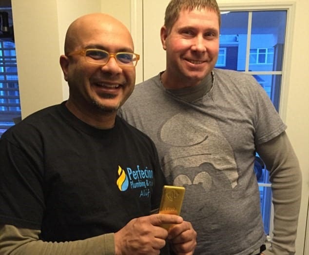 Phát hiện thỏi vàng 1 kg trị giá hơn 4 tỷ đồng dưới bồn tắm, người đàn ông suýt vứt cả ‘kho báu’ vào sọt rác- Ảnh 1.