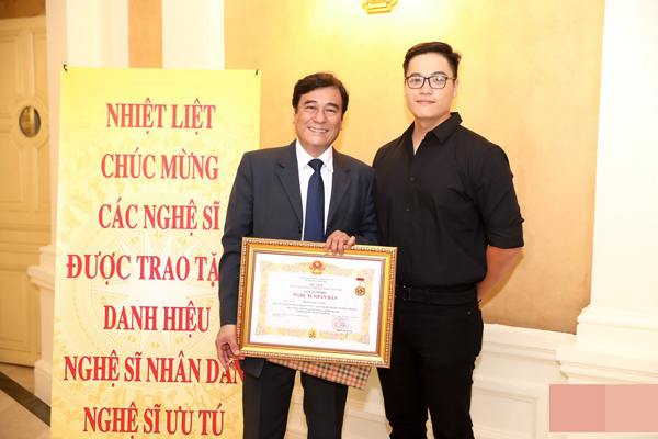 Nam NSND nổi tiếng cả nước với vai đào hoa, có hàng trăm “người tình màn ảnh” nhưng ngoài đời trái ngược bất ngờ- Ảnh 4. Nam NSND nổi tiếng cả nước với vai đào hoa, có hàng trăm “người tình màn ảnh” nhưng ngoài đời trái ngược bất ngờ- Ảnh 4.