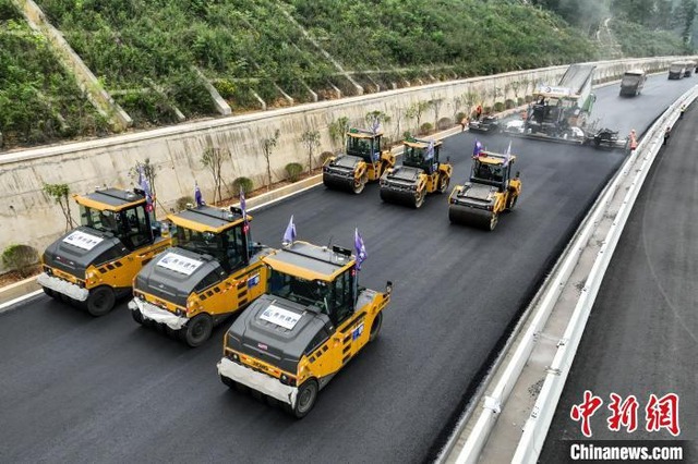 Kỳ tích xây dựng tại Trung Quốc: Rải 8.000 tấn nhựa đường, hoàn thiện tuyến cao tốc huyết mạch chỉ trong 6 giờ- Ảnh 2.