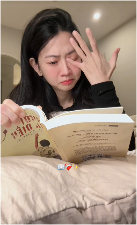 Lê Bống khóc tức tưởi khi đọc sách, 1 điểm “bất thường” lộ ra?- Ảnh 1.