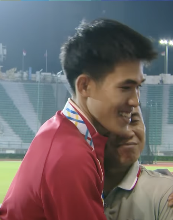 Khoảnh khắc xúc động, người bố chân đứng không vững, mắt rớm lệ khi con trai giành HCV SEA Games cho Việt Nam- Ảnh 2.