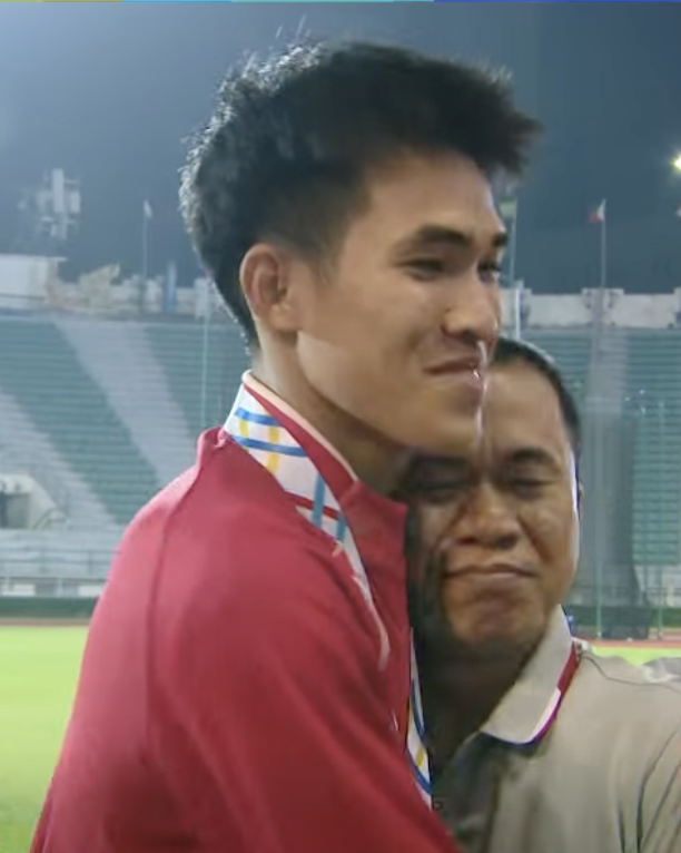 Khoảnh khắc xúc động, người bố chân đứng không vững, mắt rớm lệ khi con trai giành HCV SEA Games cho Việt Nam- Ảnh 3.