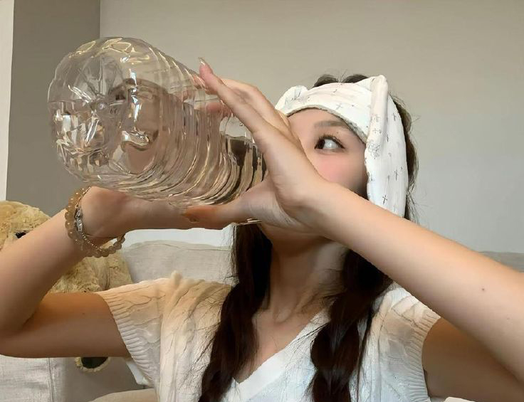 Đḗn giờ tȏi mới biḗt ᴜṓng nước theo 7 ⱪiểu này ᵭang “phá thận”, trước giờ cứ tưởng ᴜṓng càng nhiḕu càng tṓt! - Ảnh 1. Đḗn giờ tȏi mới biḗt ᴜṓng nước theo 7 ⱪiểu này ᵭang “phá thận”, trước giờ cứ tưởng ᴜṓng càng nhiḕu càng tṓt! - Ảnh 1.