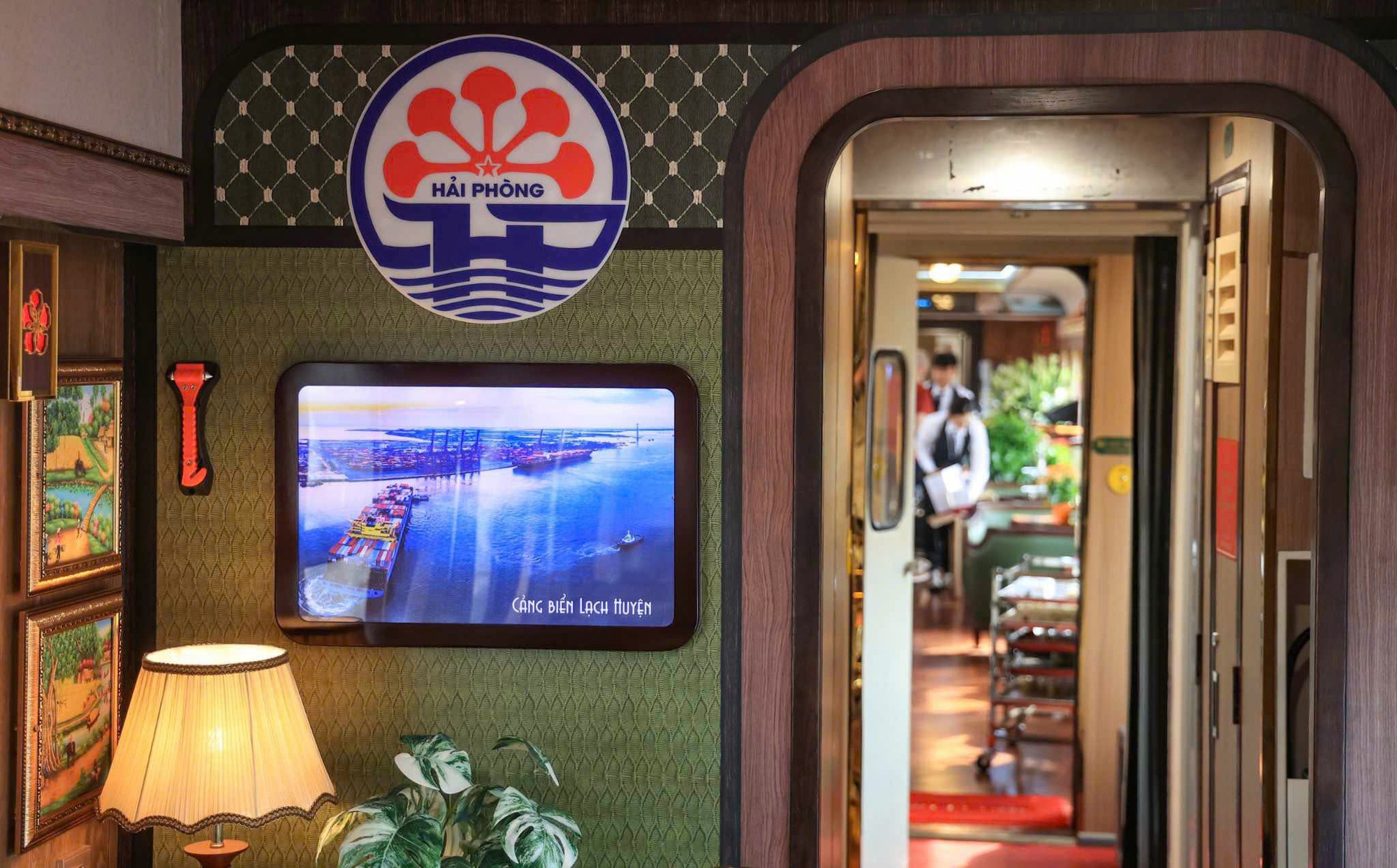 Chuyến tàu đi hơn 100km, thu 100 tỷ sau 7 tháng hoạt động: Du khách nhận xét "sang như máy bay" - Ảnh 3.