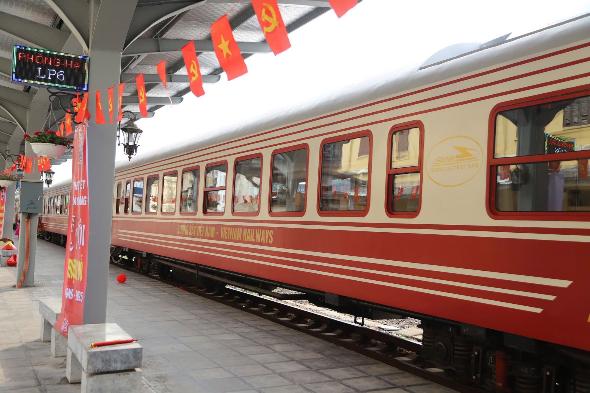 Chuyến tàu đi hơn 100km, thu 100 tỷ sau 7 tháng hoạt động: Du khách nhận xét "sang như máy bay" - Ảnh 6.