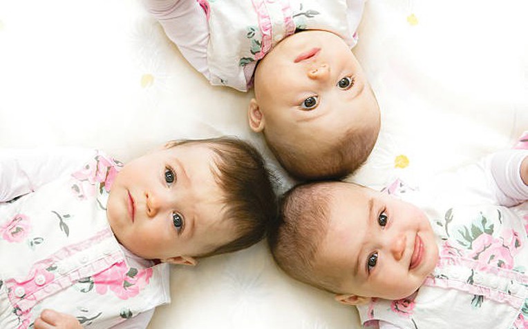 Ngôi làng kỳ lạ chỉ sinh con gái 100% suốt 11 năm: Đã giải mã được tỷ lệ xác suất rất vô lý này- Ảnh 1.