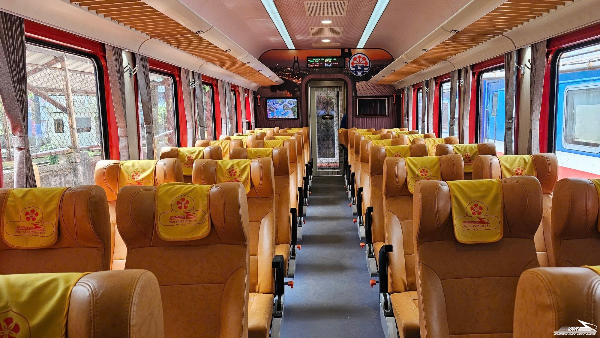 Chuyến tàu đi hơn 100km, thu 100 tỷ sau 7 tháng hoạt động: Du khách nhận xét "sang như máy bay" - Ảnh 4.