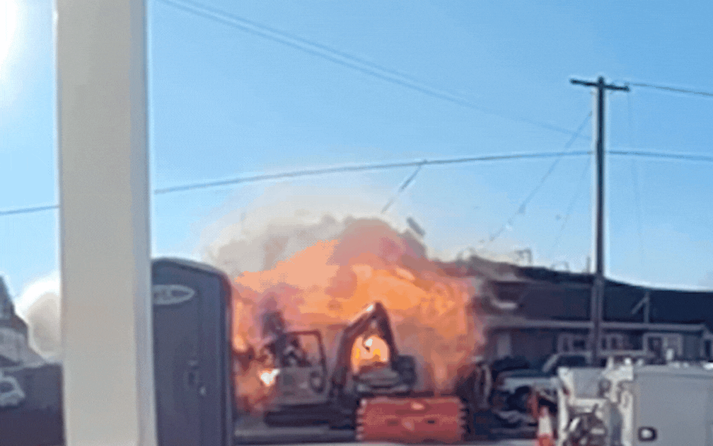 Cận cảnh khoảnh khắc cả ngôi nhà nổ tung thành từng mảnh: Nguyên nhân rất quen thuộc- Ảnh 1. Cận cảnh khoảnh khắc cả ngôi nhà nổ tung thành từng mảnh: Nguyên nhân rất quen thuộc- Ảnh 1.