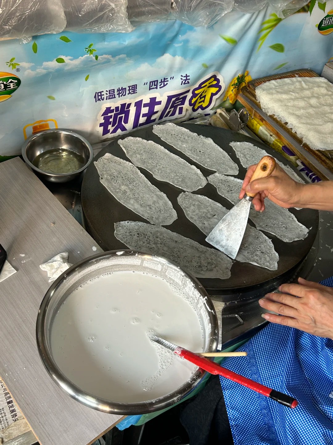 Cuộc so găng thú vị: Bánh cuốn Việt Nam và bánh cuốn Tử Trường, bên thanh tao nước mắm, bên đậm đà sốt cay- Ảnh 4. Cuộc so găng thú vị: Bánh cuốn Việt Nam và bánh cuốn Tử Trường, bên thanh tao nước mắm, bên đậm đà sốt cay- Ảnh 4.