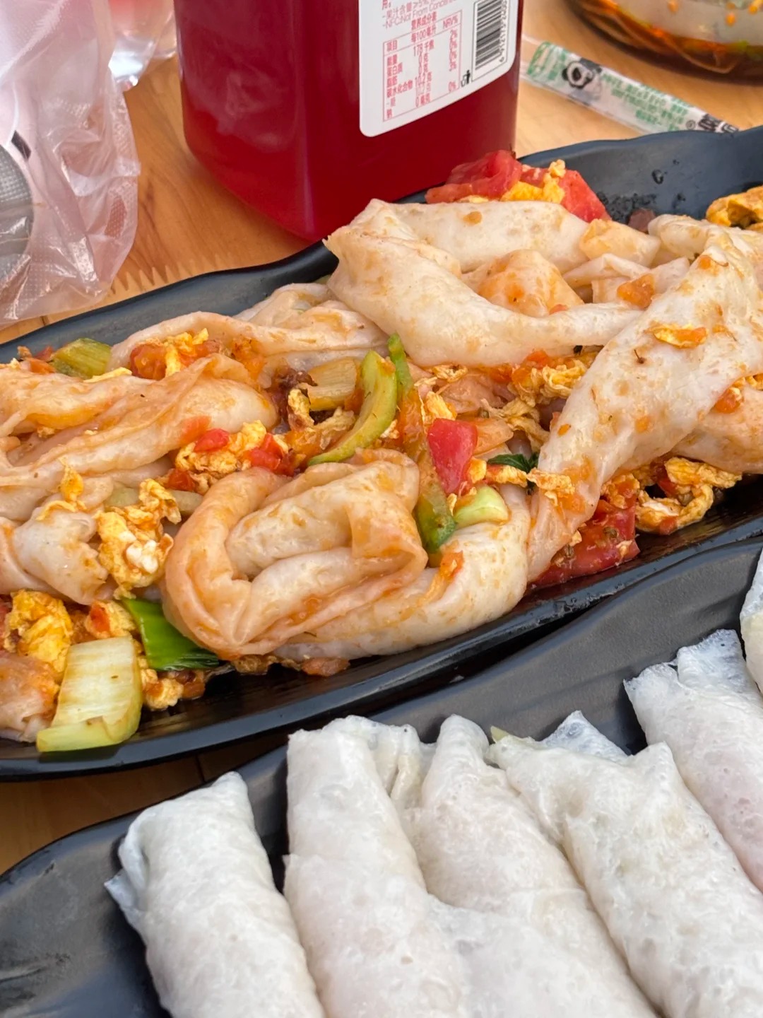 Cuộc so găng thú vị: Bánh cuốn Việt Nam và bánh cuốn Tử Trường, bên thanh tao nước mắm, bên đậm đà sốt cay- Ảnh 10. Cuộc so găng thú vị: Bánh cuốn Việt Nam và bánh cuốn Tử Trường, bên thanh tao nước mắm, bên đậm đà sốt cay- Ảnh 10.