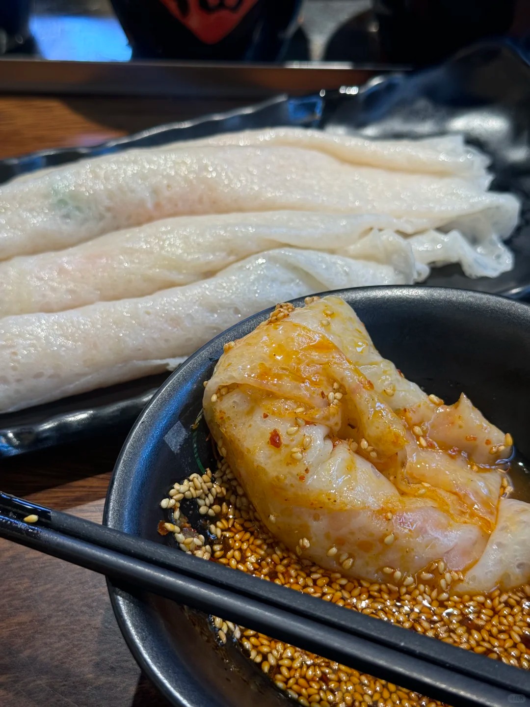 Cuộc so găng thú vị: Bánh cuốn Việt Nam và bánh cuốn Tử Trường, bên thanh tao nước mắm, bên đậm đà sốt cay- Ảnh 19. Cuộc so găng thú vị: Bánh cuốn Việt Nam và bánh cuốn Tử Trường, bên thanh tao nước mắm, bên đậm đà sốt cay- Ảnh 19.