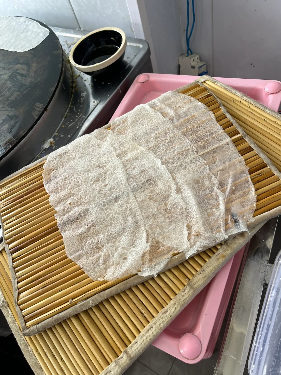 Cuộc so găng thú vị: Bánh cuốn Việt Nam và bánh cuốn Tử Trường, bên thanh tao nước mắm, bên đậm đà sốt cay- Ảnh 2. Cuộc so găng thú vị: Bánh cuốn Việt Nam và bánh cuốn Tử Trường, bên thanh tao nước mắm, bên đậm đà sốt cay- Ảnh 2.