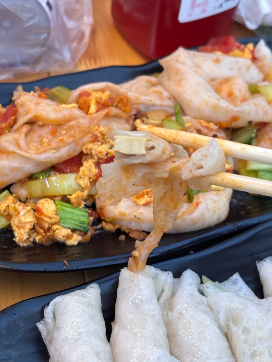 Cuộc so găng thú vị: Bánh cuốn Việt Nam và bánh cuốn Tử Trường, bên thanh tao nước mắm, bên đậm đà sốt cay- Ảnh 7. Cuộc so găng thú vị: Bánh cuốn Việt Nam và bánh cuốn Tử Trường, bên thanh tao nước mắm, bên đậm đà sốt cay- Ảnh 7.