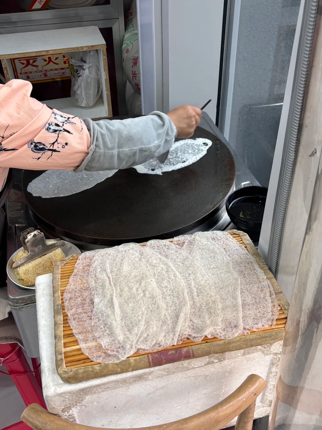 Cuộc so găng thú vị: Bánh cuốn Việt Nam và bánh cuốn Tử Trường, bên thanh tao nước mắm, bên đậm đà sốt cay- Ảnh 5. Cuộc so găng thú vị: Bánh cuốn Việt Nam và bánh cuốn Tử Trường, bên thanh tao nước mắm, bên đậm đà sốt cay- Ảnh 5.