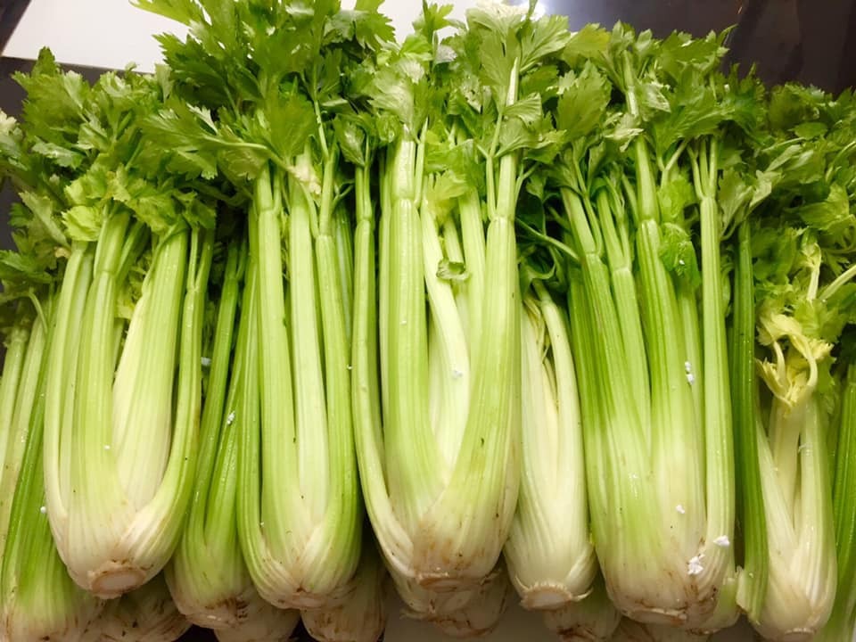 6 loại rau càng rẻ càng dễ bị phun thuốc- Ảnh 2.