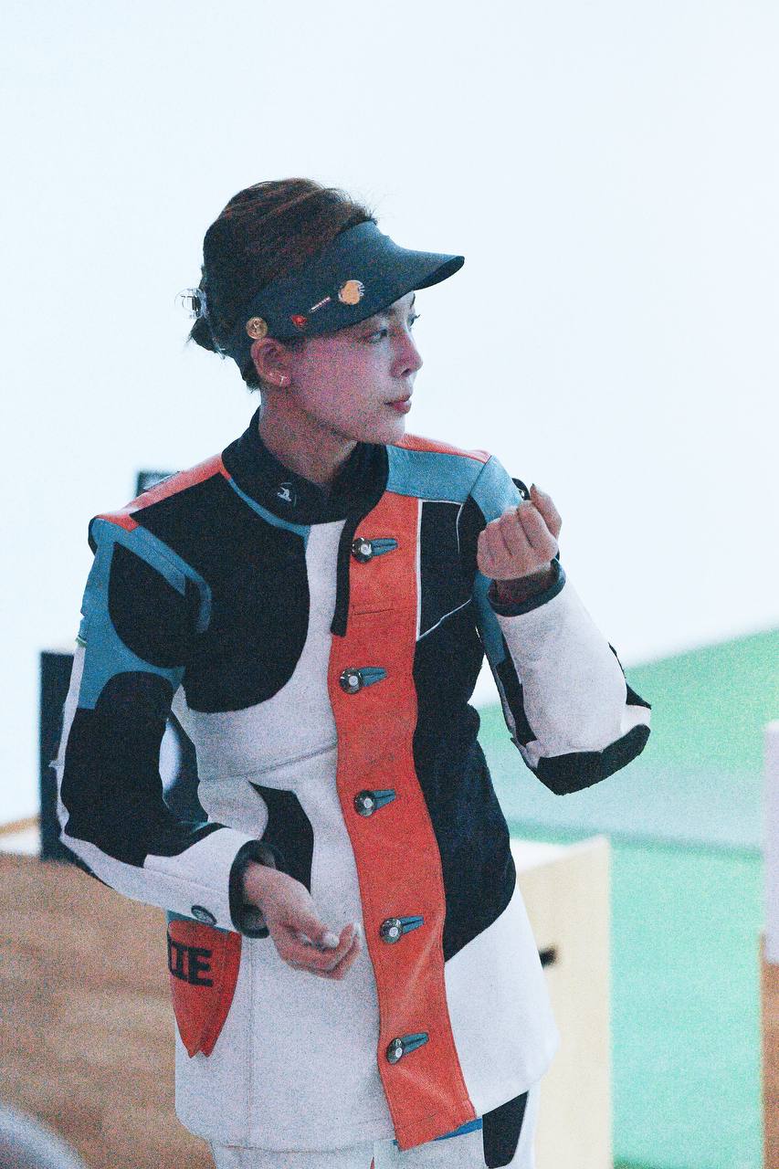 "Bóc giá" bộ đồ cực ngầu của nữ xạ thủ đẹp nhất SEA Games 33 Phí Thanh Thảo- Ảnh 4. "Bóc giá" bộ đồ cực ngầu của nữ xạ thủ đẹp nhất SEA Games 33 Phí Thanh Thảo- Ảnh 4.