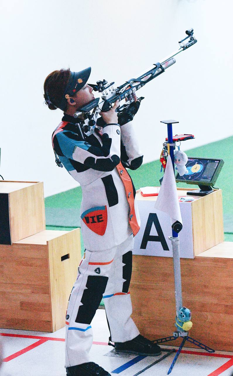 "Bóc giá" bộ đồ cực ngầu của nữ xạ thủ đẹp nhất SEA Games 33 Phí Thanh Thảo- Ảnh 2. "Bóc giá" bộ đồ cực ngầu của nữ xạ thủ đẹp nhất SEA Games 33 Phí Thanh Thảo- Ảnh 2.