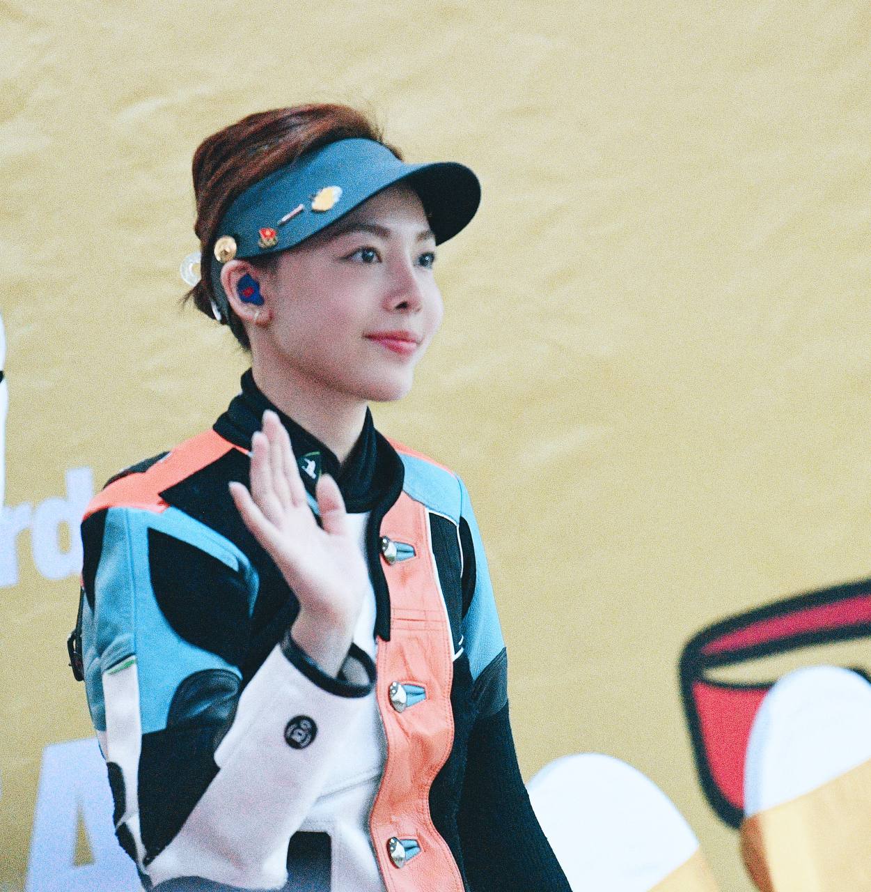 "Bóc giá" bộ đồ cực ngầu của nữ xạ thủ đẹp nhất SEA Games 33 Phí Thanh Thảo- Ảnh 3. "Bóc giá" bộ đồ cực ngầu của nữ xạ thủ đẹp nhất SEA Games 33 Phí Thanh Thảo- Ảnh 3.