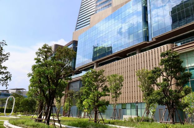 Người mua penthouse triệu USD có ‘bãi đỗ xe trên mây’, người thì bám víu giấc mơ an cư, chật vật để không phải bán nhà: Mảng sáng tối trên thị trường bất động sản ĐNA- Ảnh 1.