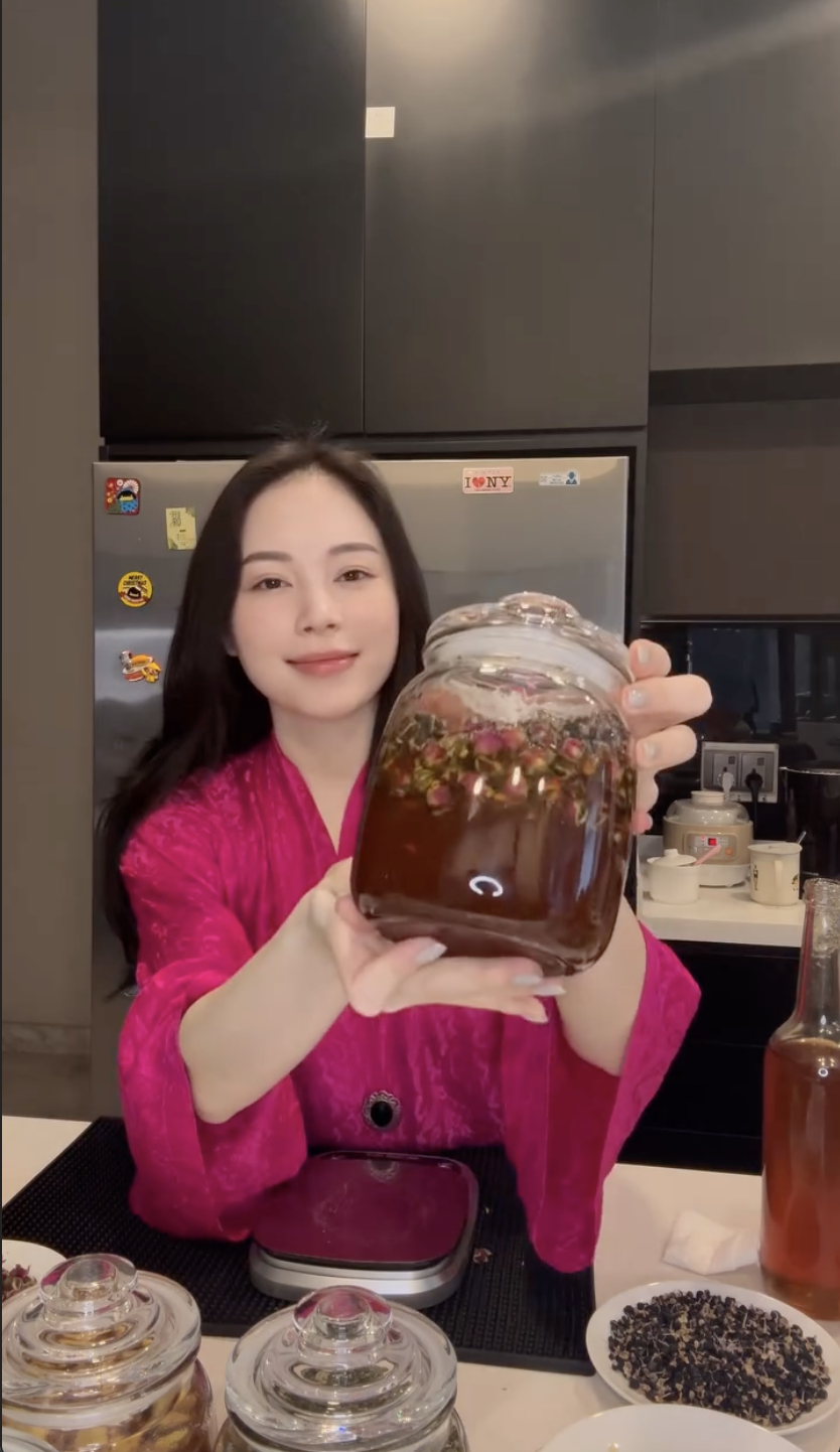 Được bố chồng tỷ phú gửi đồ quý, Linh Rin xắn tay áo chế biến bí kíp đẹp da- Ảnh 4. Được bố chồng tỷ phú gửi đồ quý, Linh Rin xắn tay áo chế biến bí kíp đẹp da- Ảnh 4.