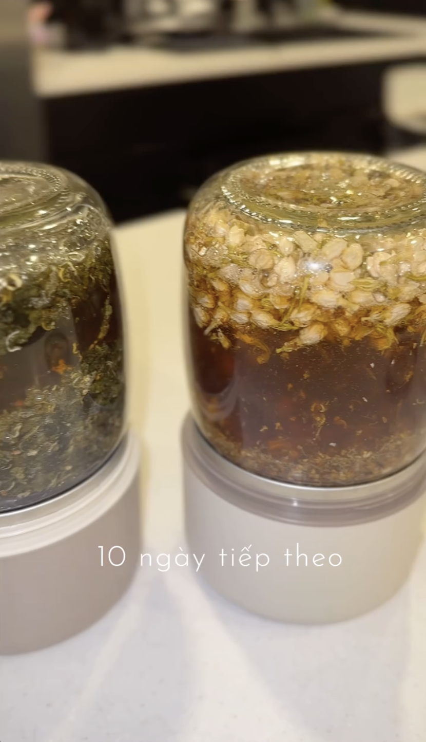 Được bố chồng tỷ phú gửi đồ quý, Linh Rin xắn tay áo chế biến bí kíp đẹp da- Ảnh 6. Được bố chồng tỷ phú gửi đồ quý, Linh Rin xắn tay áo chế biến bí kíp đẹp da- Ảnh 6.