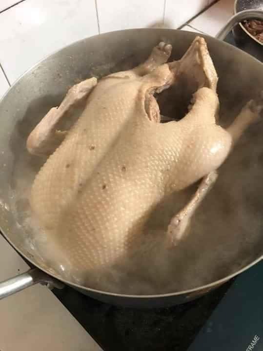 Luộc vịt đừng chỉ cho mỗi nước: Thêm 3 thứ này vào nồi, thịt thơm mềm, mùi hôi không tồn tại- Ảnh 1. Luộc vịt đừng chỉ cho mỗi nước: Thêm 3 thứ này vào nồi, thịt thơm mềm, mùi hôi không tồn tại- Ảnh 1.