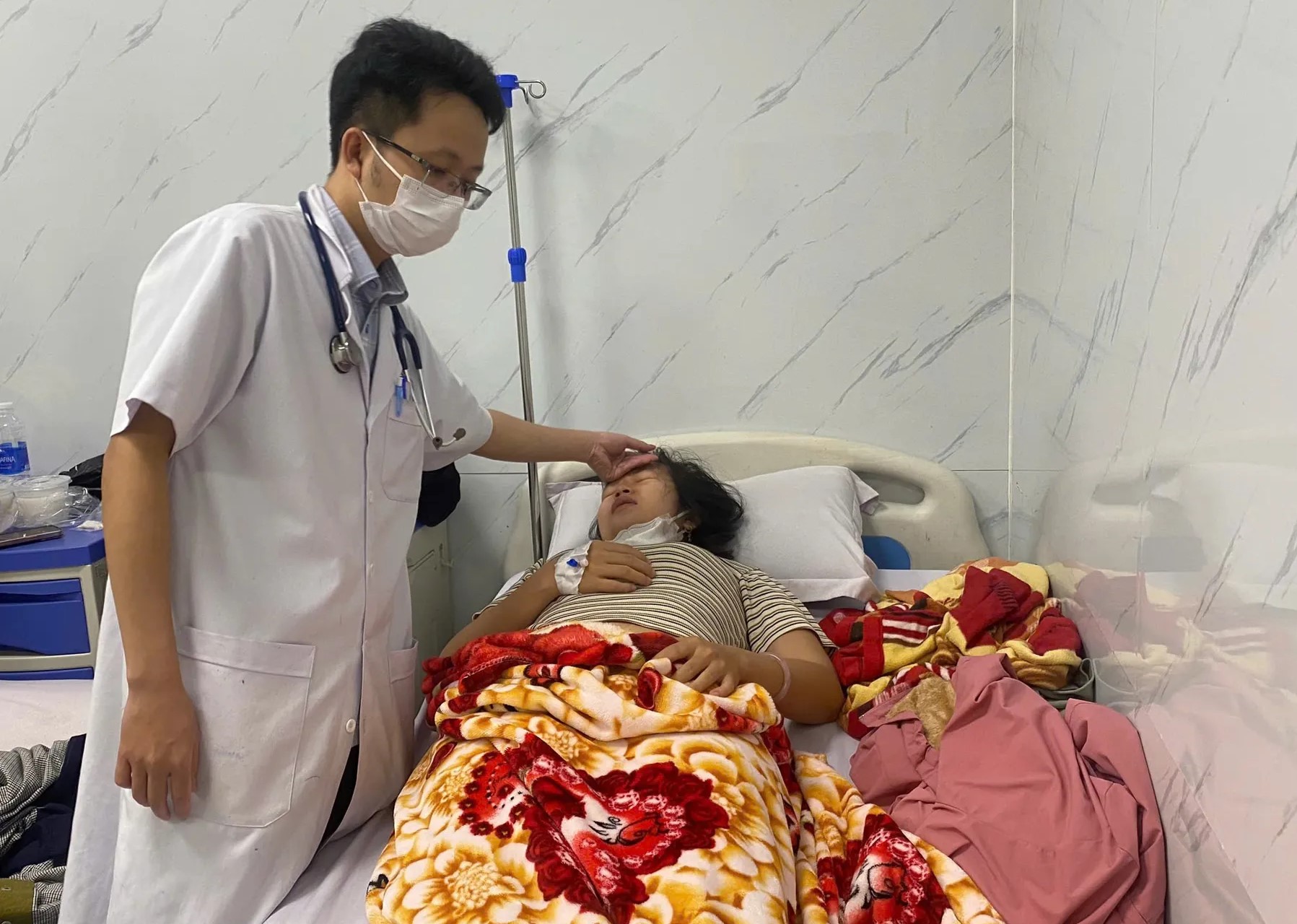 Vụ ngộ độc sau khi ăn bánh mì: Số người nhập viện tiếp tục tăng, 1 cụ ông diễn tiến nặng- Ảnh 1. Vụ ngộ độc sau khi ăn bánh mì: Số người nhập viện tiếp tục tăng, 1 cụ ông diễn tiến nặng- Ảnh 1.