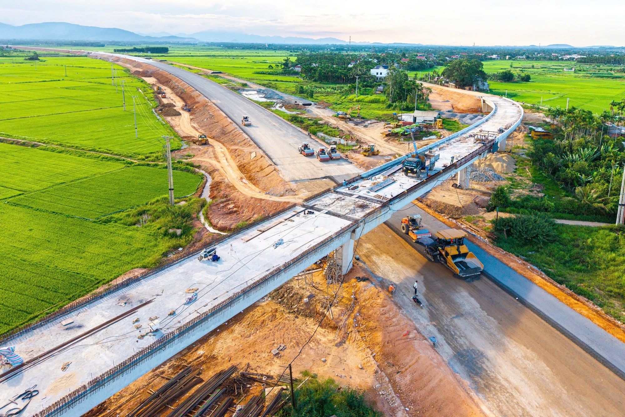 ĐỘT PHÁ HẠ TẦNG, KIẾN TẠO VỊ THẾ (*): Trục kết nối kinh tế mới của miền Trung- Ảnh 2. ĐỘT PHÁ HẠ TẦNG, KIẾN TẠO VỊ THẾ (*): Trục kết nối kinh tế mới của miền Trung- Ảnh 2.