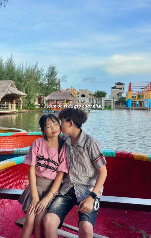 Cô gái Nghệ An cao 1m30 yêu chàng trai 1m40: Cuộc sống của "người tí hon" gây tò mò - Ảnh 2. Cô gái Nghệ An cao 1m30 yêu chàng trai 1m40: Cuộc sống của "người tí hon" gây tò mò - Ảnh 2.