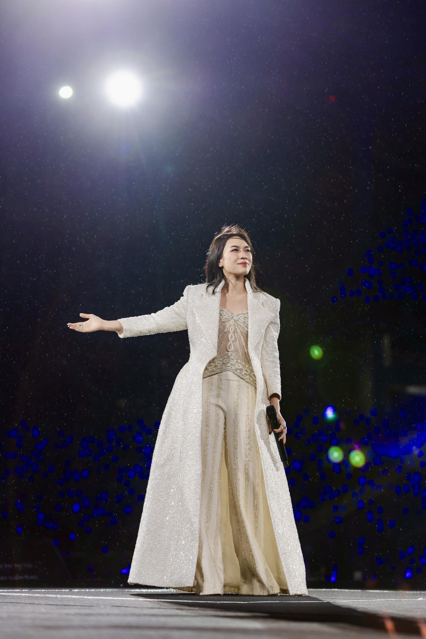 Mỹ Tâm quỳ trước 40.000 người để cảm ơn 2 người quan trọng- Ảnh 2.