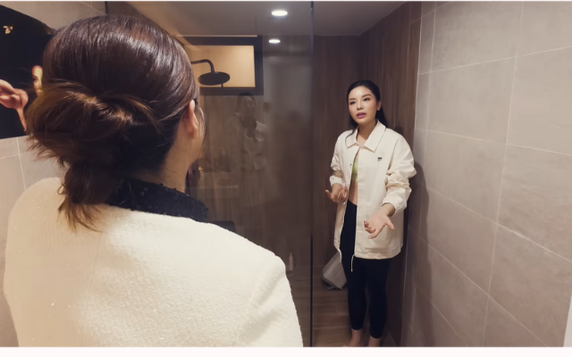 Giúp việc đến cọ toilet, bị Kỳ Duyên quát thẳng vào mặt: "Giờ em đổ lỗi cho khách hàng phải không?" - Ảnh 2. Giúp việc đến cọ toilet, bị Kỳ Duyên quát thẳng vào mặt: "Giờ em đổ lỗi cho khách hàng phải không?" - Ảnh 2.