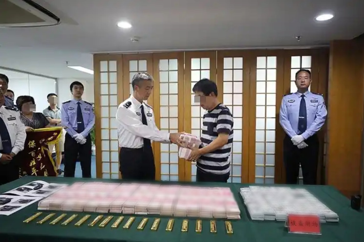 Phát hiện hơn 26 tỷ đồng tiền mặt và 16 kg vàng trong nhà một người phụ nữ U60- Ảnh 2.