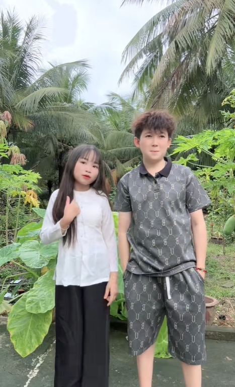 Cô gái Nghệ An cao 1m30 yêu chàng trai 1m40: Cuộc sống của "người tí hon" gây tò mò - Ảnh 1. Cô gái Nghệ An cao 1m30 yêu chàng trai 1m40: Cuộc sống của "người tí hon" gây tò mò - Ảnh 1.