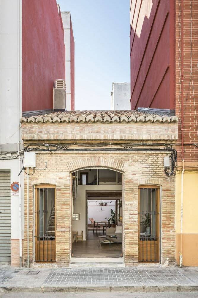 Nhà ống mở rộng công năng lên 100m2 nhờ gác lửng- Ảnh 1.