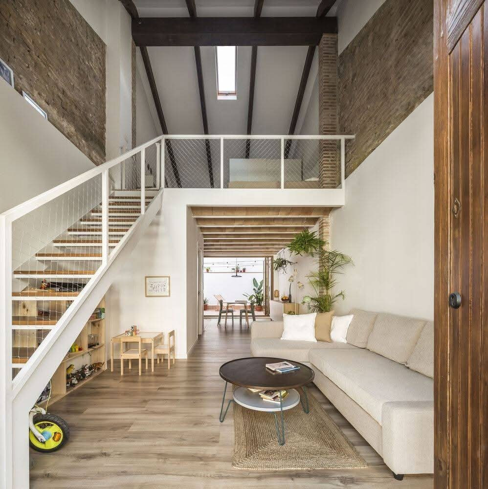 Nhà ống mở rộng công năng lên 100m2 nhờ gác lửng- Ảnh 5.