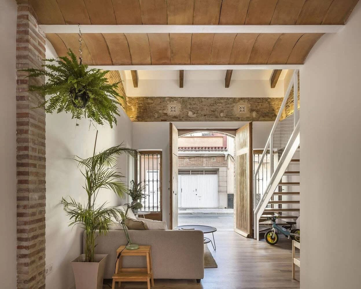 Nhà ống mở rộng công năng lên 100m2 nhờ gác lửng- Ảnh 6.