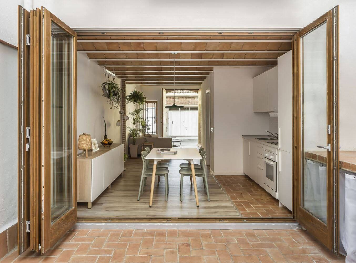 Nhà ống mở rộng công năng lên 100m2 nhờ gác lửng- Ảnh 3.