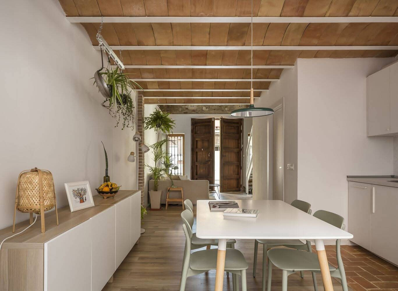 Nhà ống mở rộng công năng lên 100m2 nhờ gác lửng- Ảnh 2.