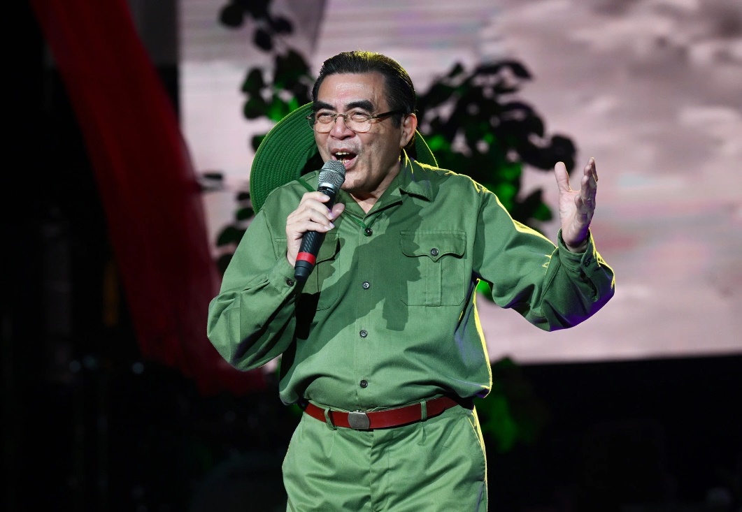 Nam NSND nổi tiếng cả nước, U80 mới công khai “nửa kia” trên truyền hình, đi diễn về đến nhà là “vợ ơi, tiền đây”- Ảnh 1. Nam NSND nổi tiếng cả nước, U80 mới công khai “nửa kia” trên truyền hình, đi diễn về đến nhà là “vợ ơi, tiền đây”- Ảnh 1.