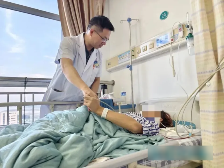 Người phụ nữ liệt nửa người vì trở mình lấy điện thoại giữa đêm: Đừng xem nhẹ những dấu hiệu cảnh báo này- Ảnh 1.