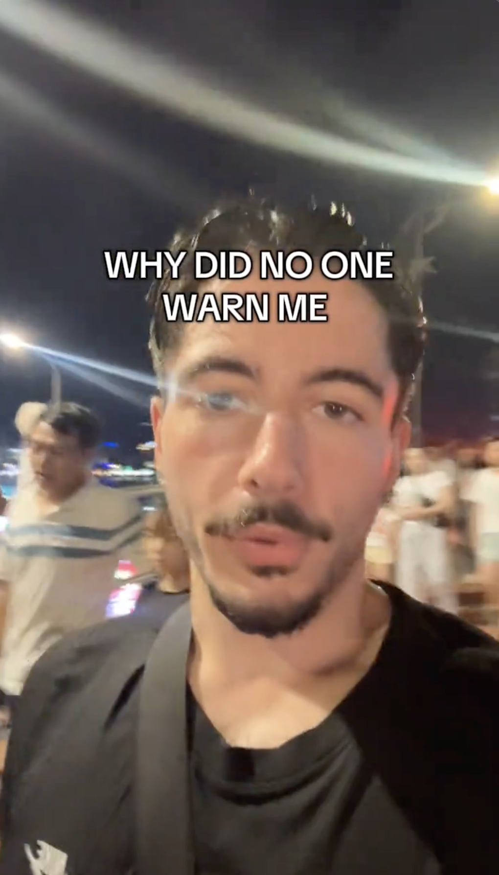 Khách Tây ướt sũng ở Đà Nẵng, khóc thét trách dân mạng "sao không cảnh báo" - Ảnh 2. Khách Tây ướt sũng ở Đà Nẵng, khóc thét trách dân mạng "sao không cảnh báo" - Ảnh 2.