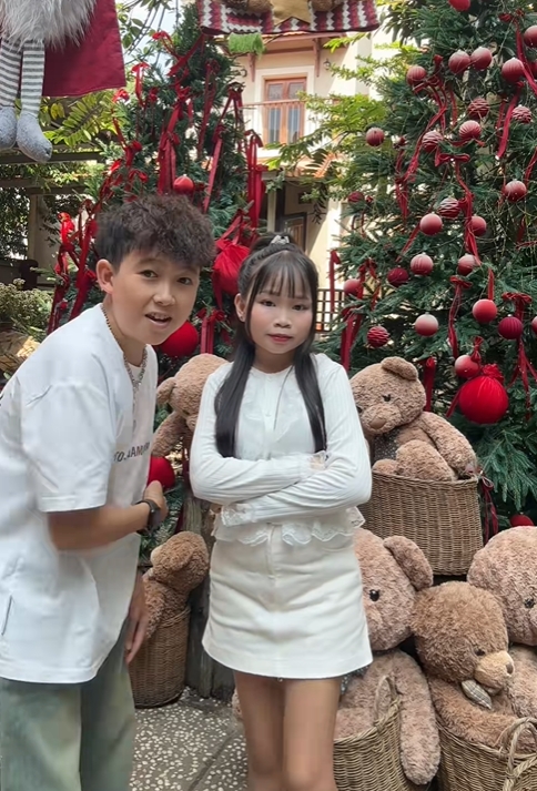 Cô gái Nghệ An cao 1m30 yêu chàng trai 1m40: Cuộc sống của "người tí hon" gây tò mò - Ảnh 5. Cô gái Nghệ An cao 1m30 yêu chàng trai 1m40: Cuộc sống của "người tí hon" gây tò mò - Ảnh 5.