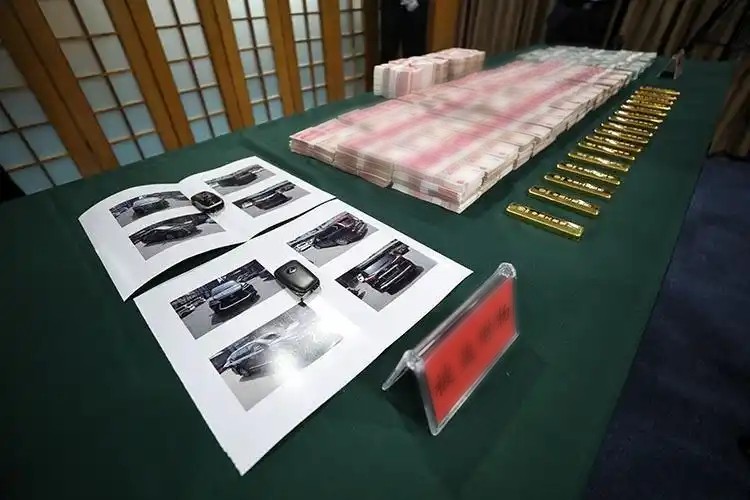 Phát hiện hơn 26 tỷ đồng tiền mặt và 16 kg vàng trong nhà một người phụ nữ U60- Ảnh 1.