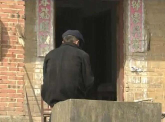 Lão nông nhà nghèo nhận nuôi một bé gái bị bỏ rơi, không ngờ 23 năm sau, chính cô lại kiện ông ra tòa- Ảnh 4.