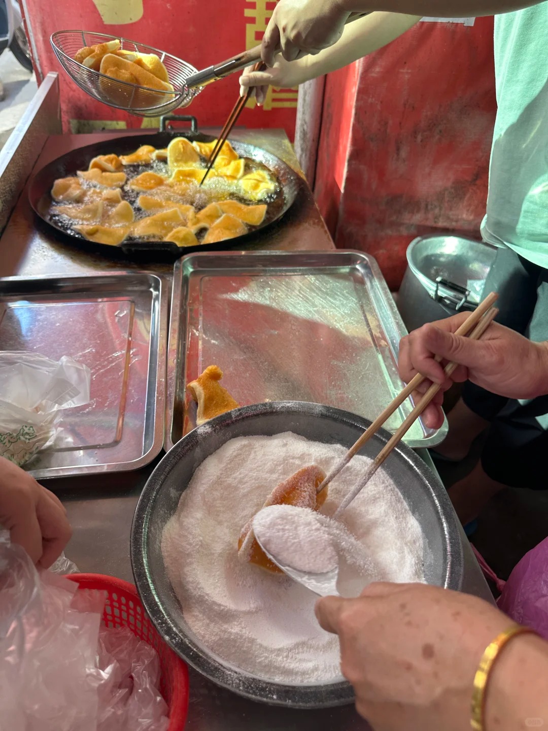 Chỉ 5.000 đồng/cái, món bánh "đế giày" giòn rụm, ngỡ ngàng khi biết nguyên liệu lại quen thuộc đến thế này! - Ảnh 4. Chỉ 5.000 đồng/cái, món bánh "đế giày" giòn rụm, ngỡ ngàng khi biết nguyên liệu lại quen thuộc đến thế này! - Ảnh 4.